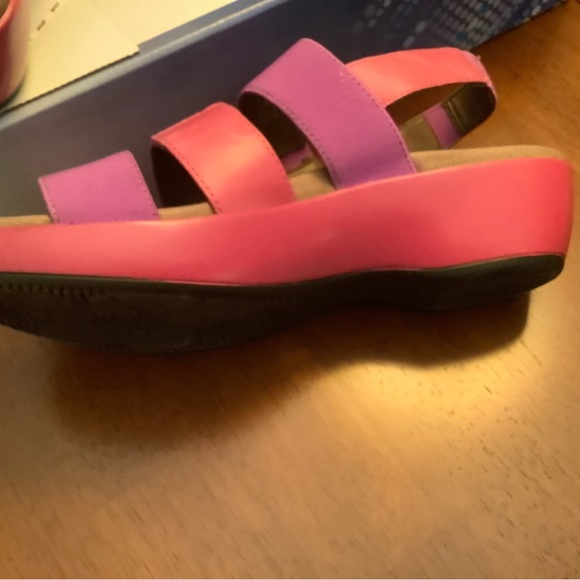 Cute open toe Dansko sandals with small wedge heel - Picture 2 of 6